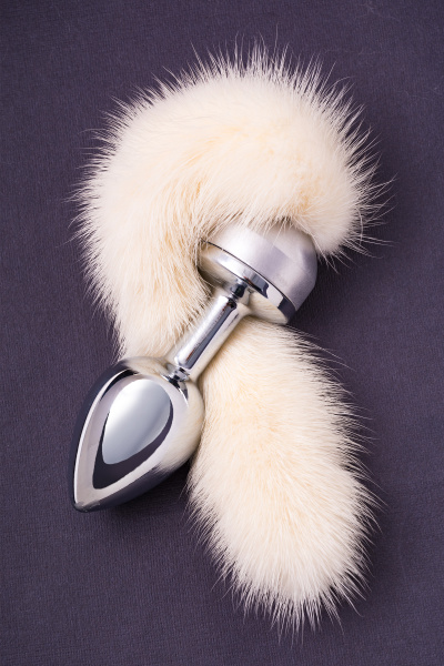 Анальная втулка TOYFA Metall, металл, серебристая, с белым хвостом, 6 см, Ø 2,9 см